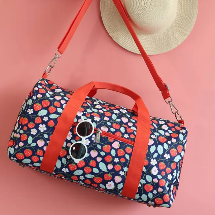 A Little Lovely Company Sam Weekendbag strawberries