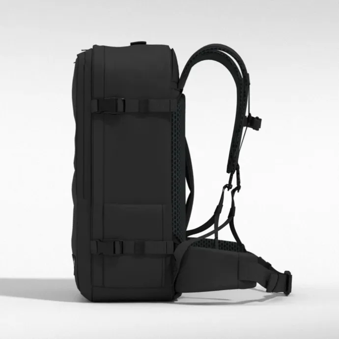 CabinZero Classic Pro 42L absolute black