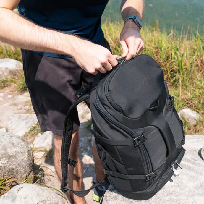 Pacsafe Venturesafe EXP35 Travel Backpack black